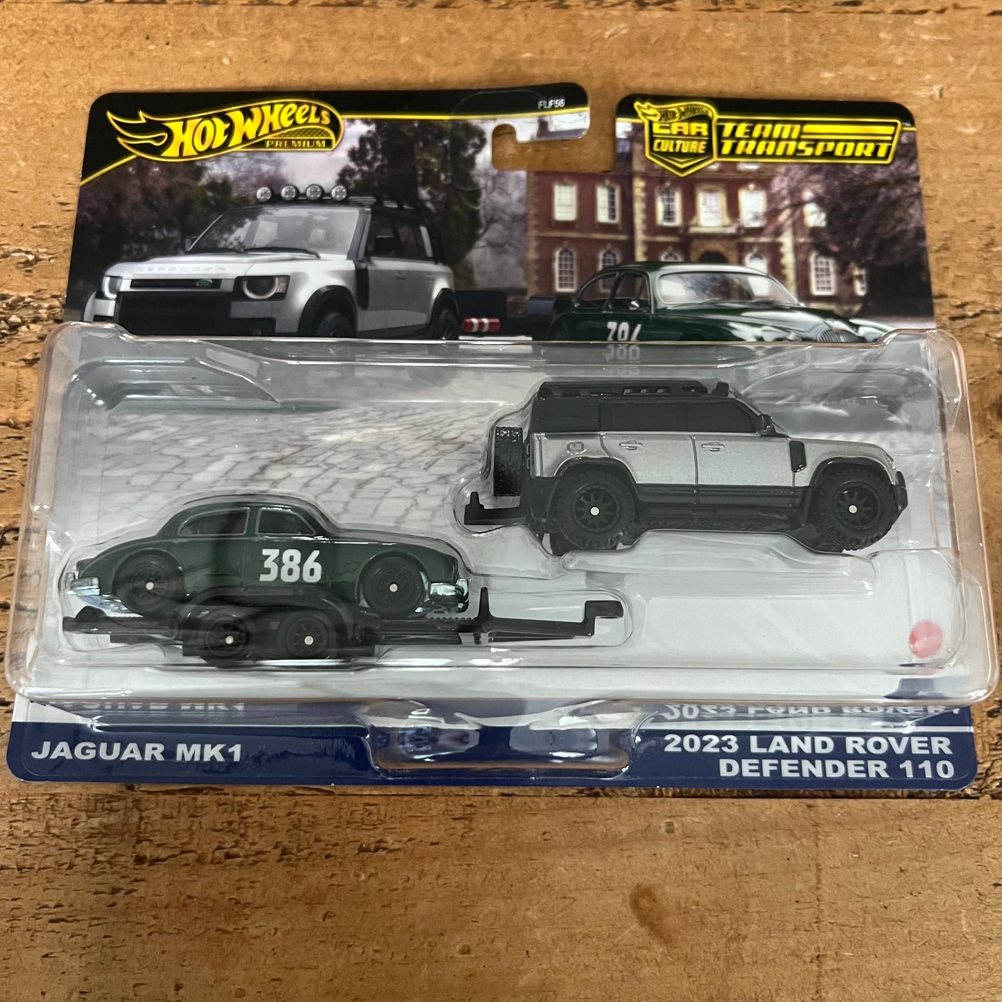 Hot Wheels Team Transport Jaguar MK1 & 2023 Land Rover Defender 110