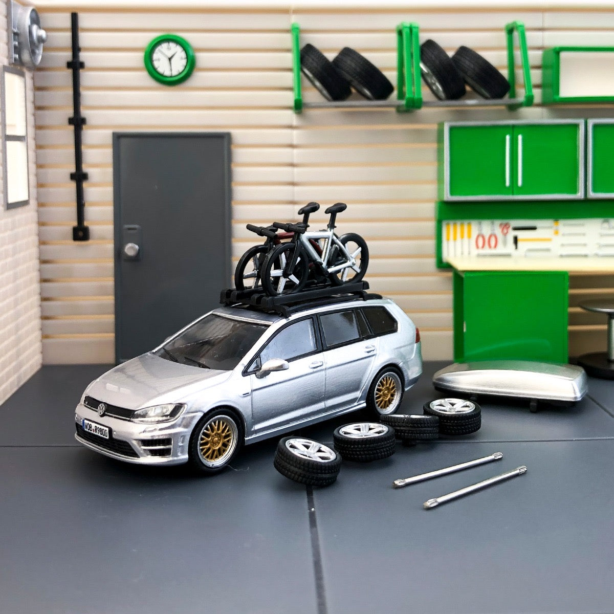 Zoom Model Volkswagen Golf R Estate Silver