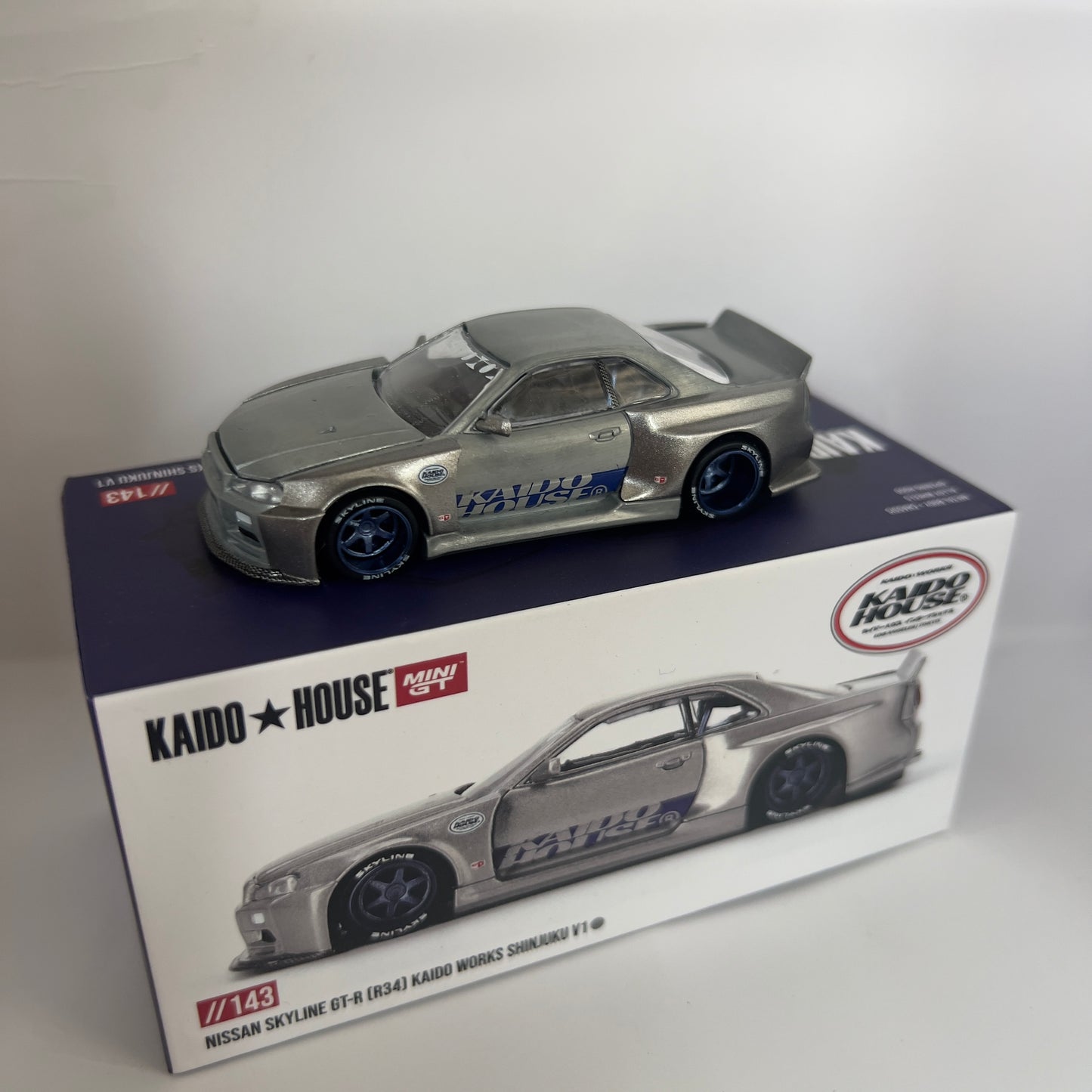 Mini GT x Kaido House Nissan Skyline R34 GTR Shinjuku V1 Chase #143