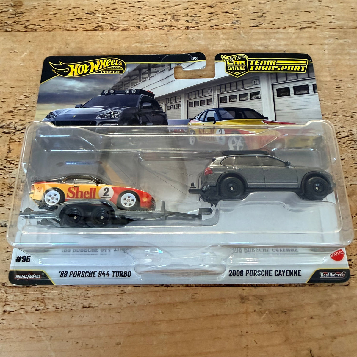 Hot Wheels Premium Team Transport ‘89 Porsche 944 Turbo & 2008 Porsche Cayenne